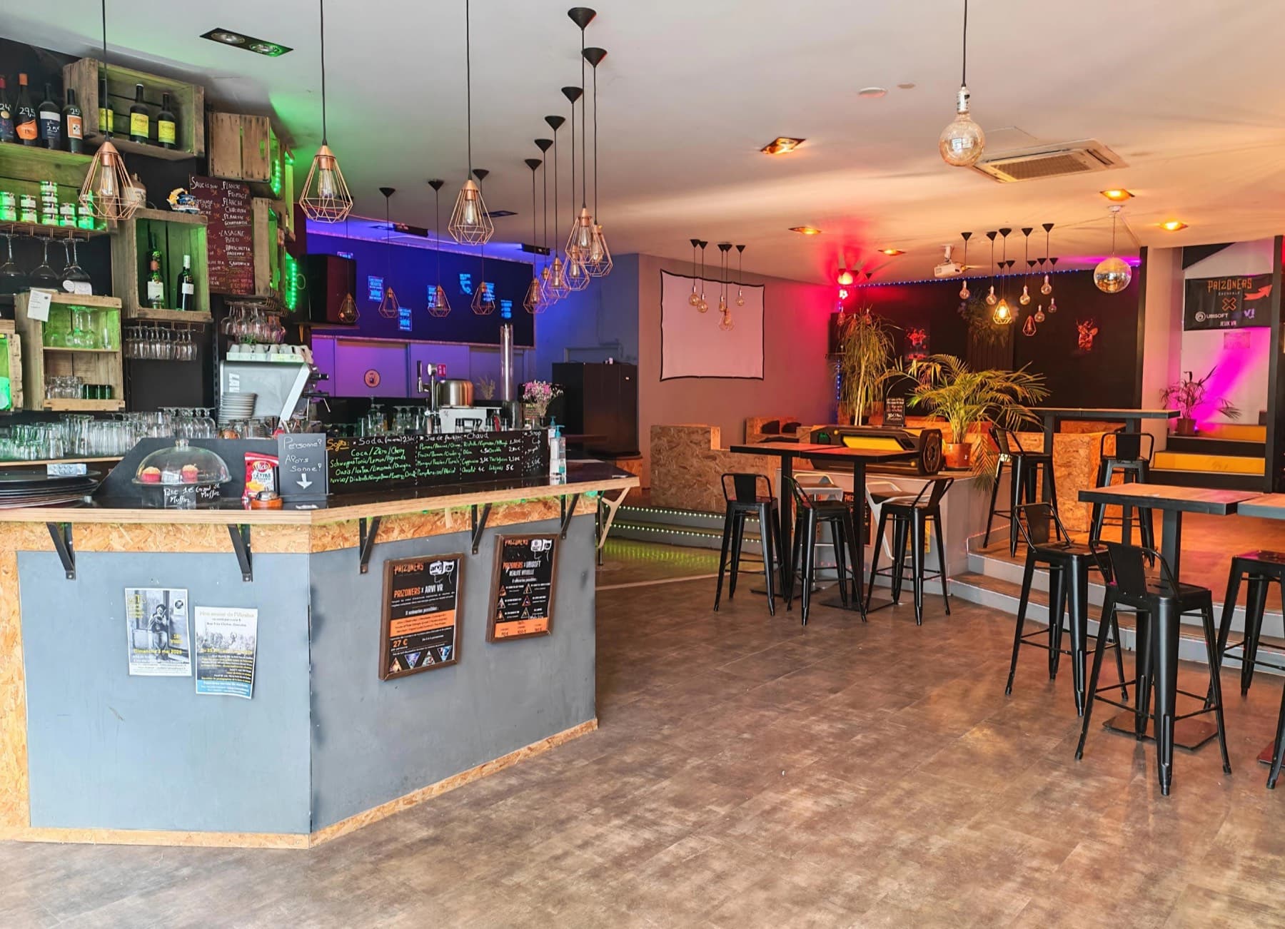 Espace bar et tables hautes de Prizoners Grenoble