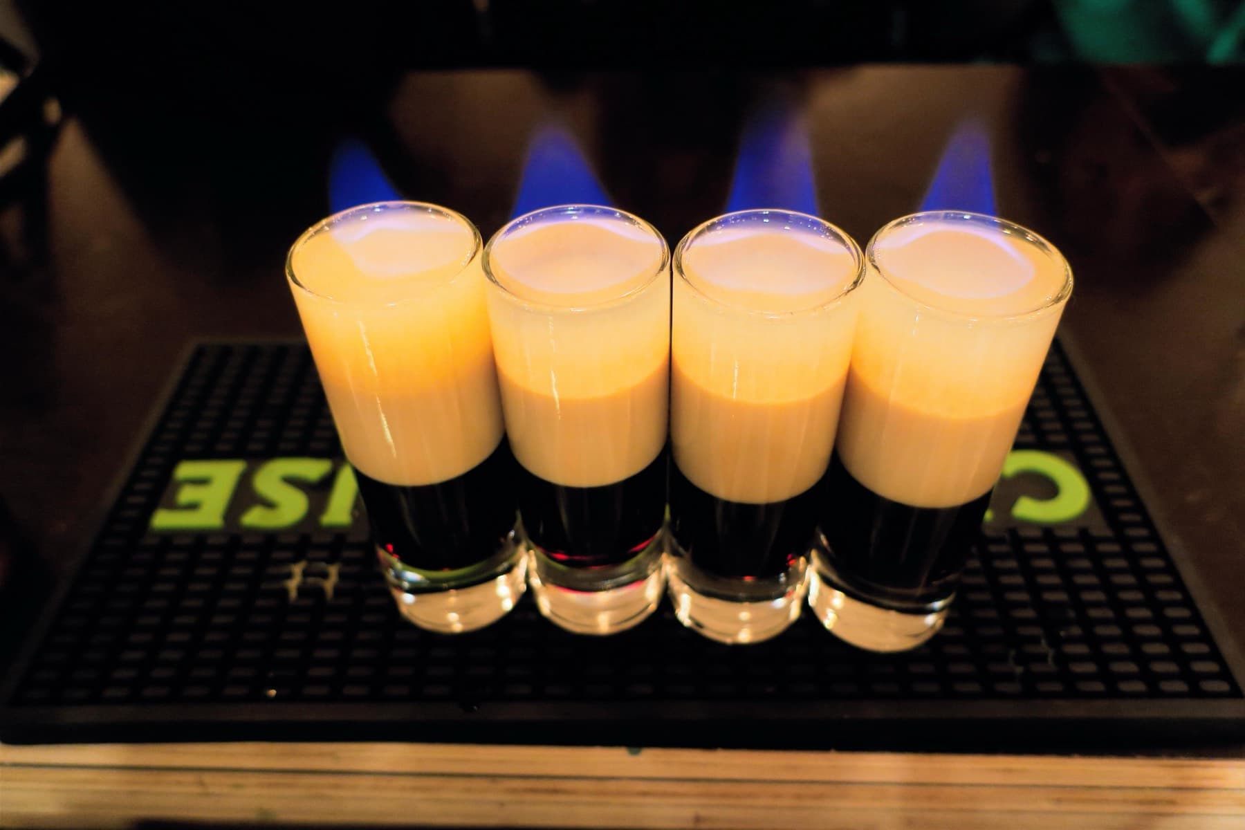 Cocktails préparés au bar Prizoners Grenoble