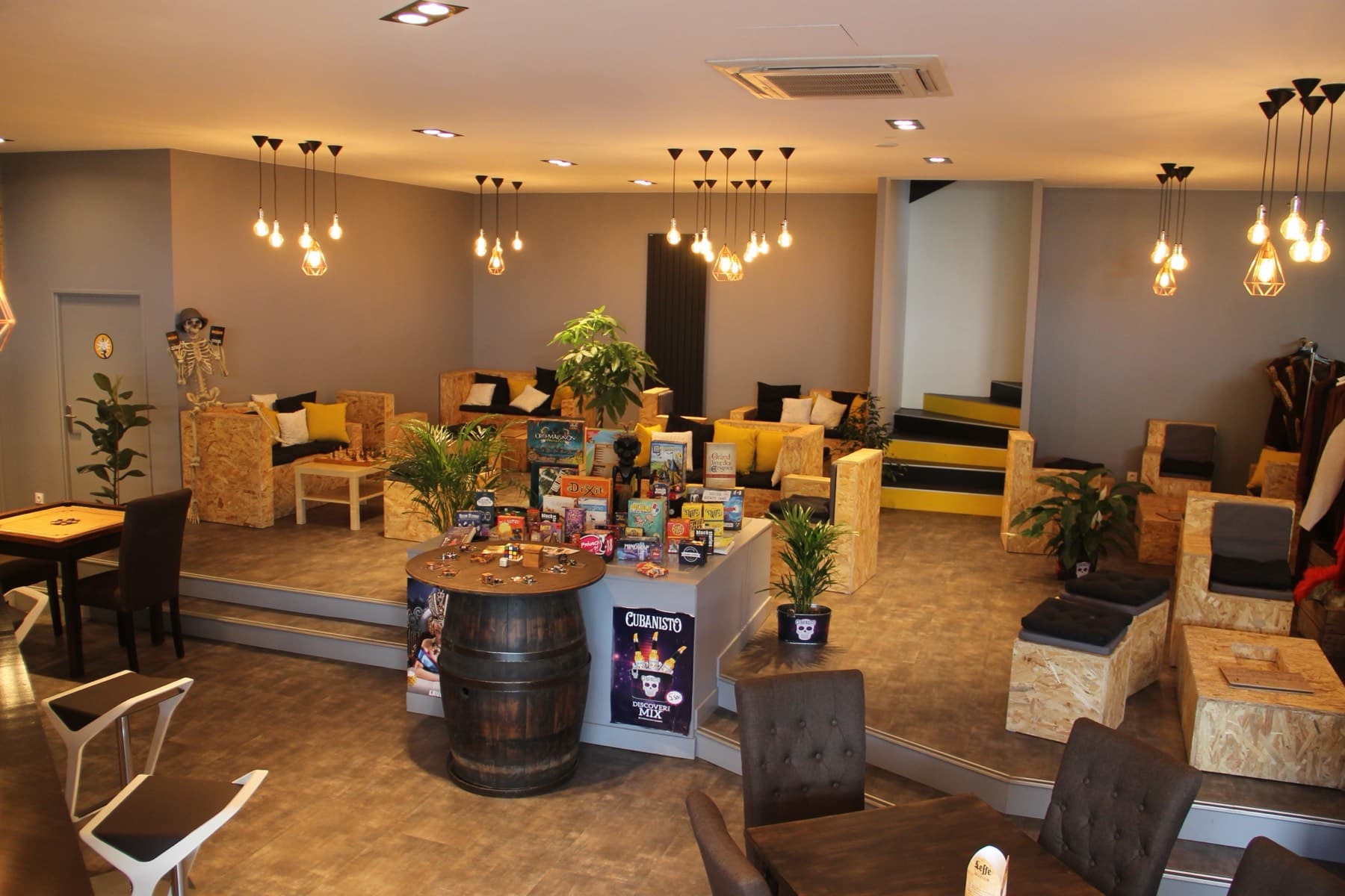 Salon lounge et bar de Prizoners Grenoble à Gières