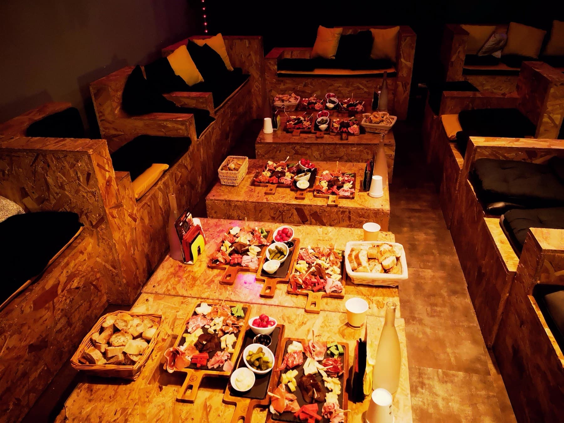 Planches de produits locaux au bar lounge Prizoners Grenoble